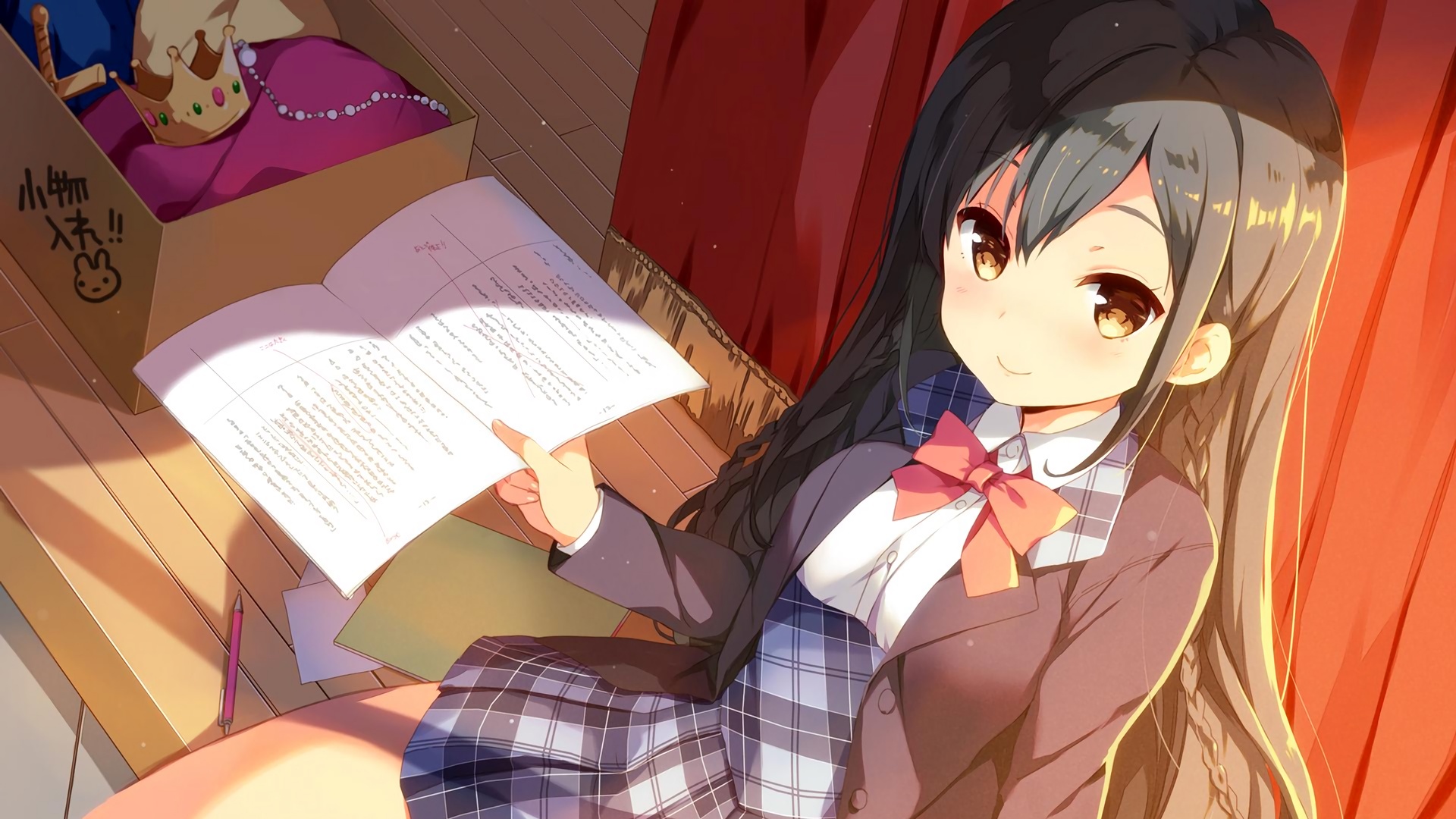 身着格纹校服、佩戴粉色领结的动漫女学生坐在室内课桌旁，手持笔记本，暖橙黄昏柔光铺满画面，左侧留有较多空白区域。